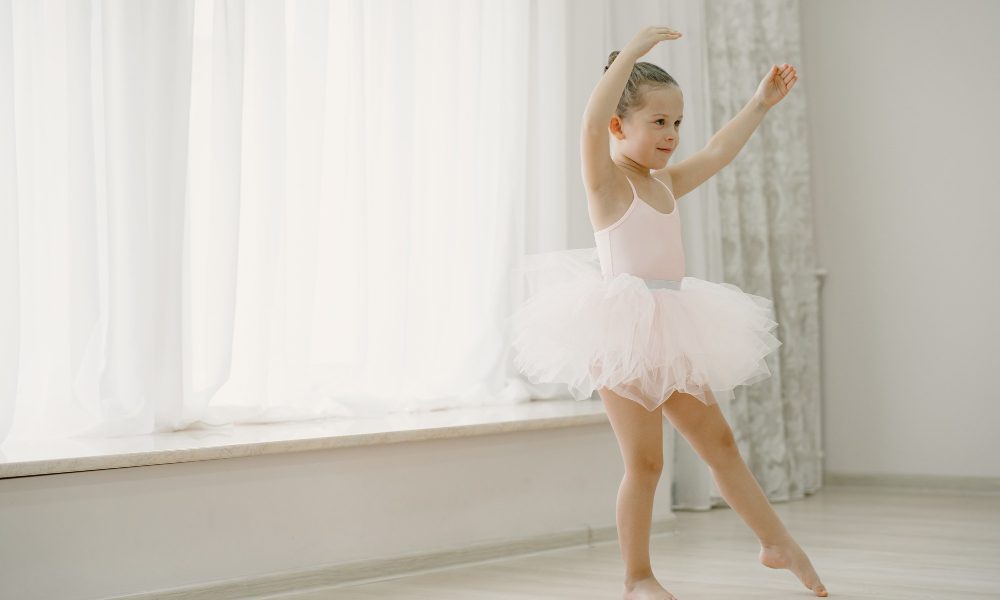 bonitinhas-bailarinas-em-traje-de-bale-rosa-crianca-com-sapatilhas-de-ponta-esta-dancando-na-sala-crianca-na-aula-de-danca