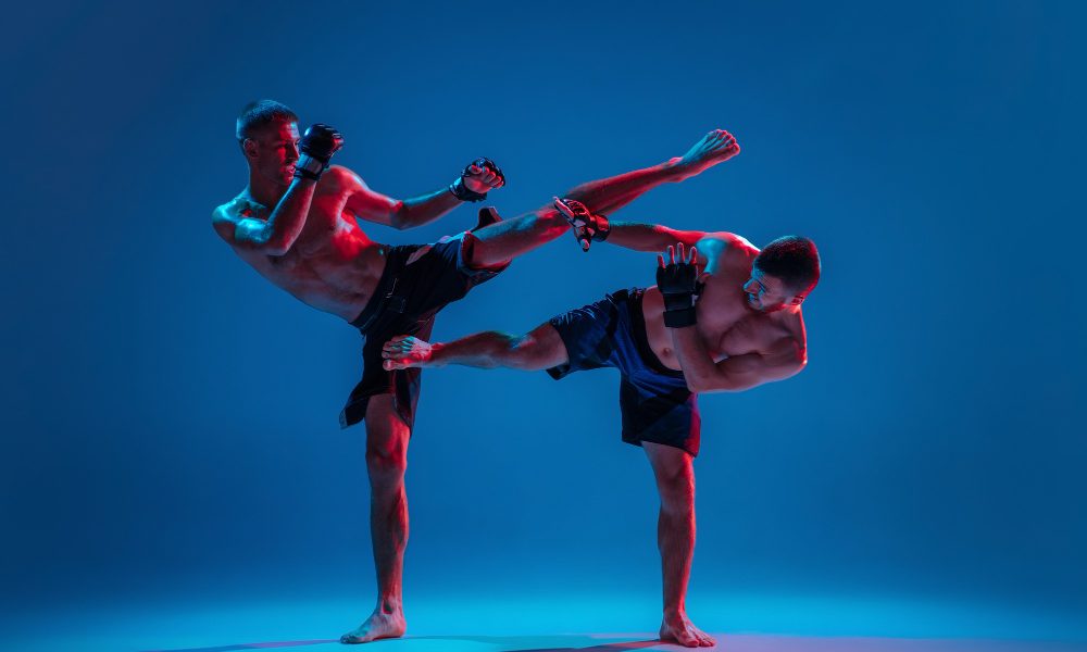 mma-dois-lutadores-profissionais-socando-ou-boxeando-isolados-na-parede-azul-em-neon